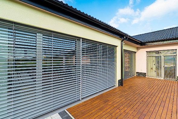Proti přehřátí pomůže stínění síťovinou TERMOSCREEN a žaluziemi