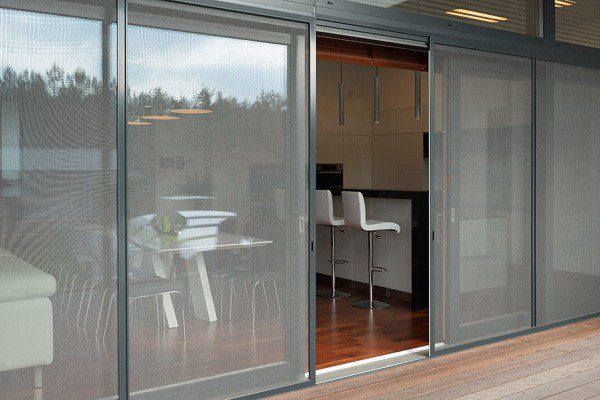 Posuvné sítě proti hmyzu Minirol jsou synonymem komfortu a elegance