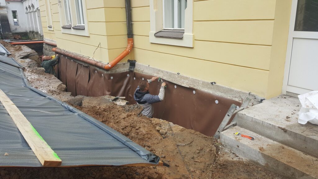 Jak si poradit s mokrými stěnami? Vysušte je co nejdříve